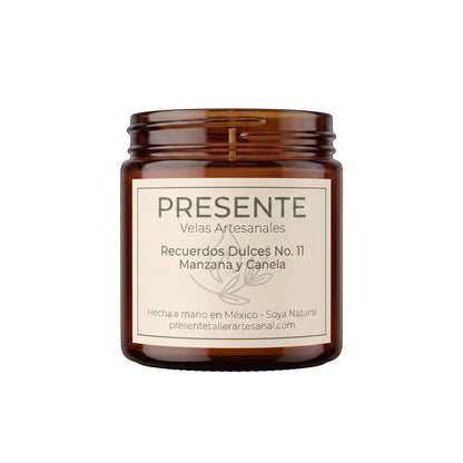 Vela artesanal PRESENTE Taller Artesanal de cera de soya con aroma a manzana y canela en frasco de vidrio ámbar