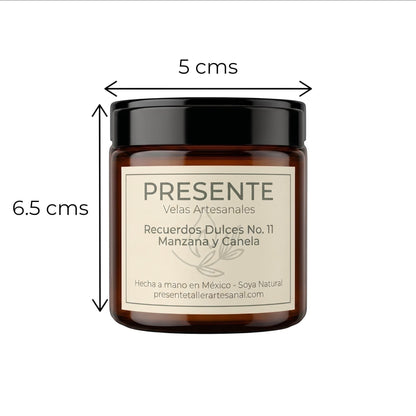 Vela artesanal PRESENTE Taller Artesanal de manzana y canela en frasco de vidrio ámbar de 90g con etiqueta minimalista