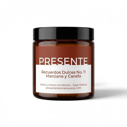 Vela aromática PRESENTE Taller Artesanal de manzana y canela en frasco de vidrio ámbar con tapa negra