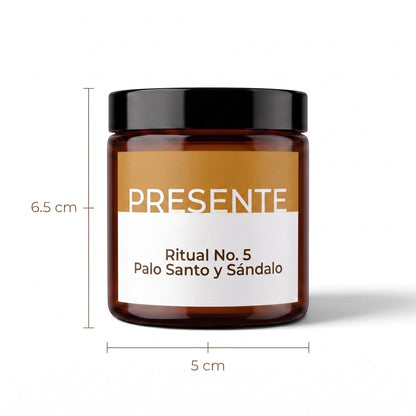 Vela aromática PRESENTE Taller Artesanal Ritual No. 5 de palo santo y sándalo en frasco de vidrio ámbar con tapa negra