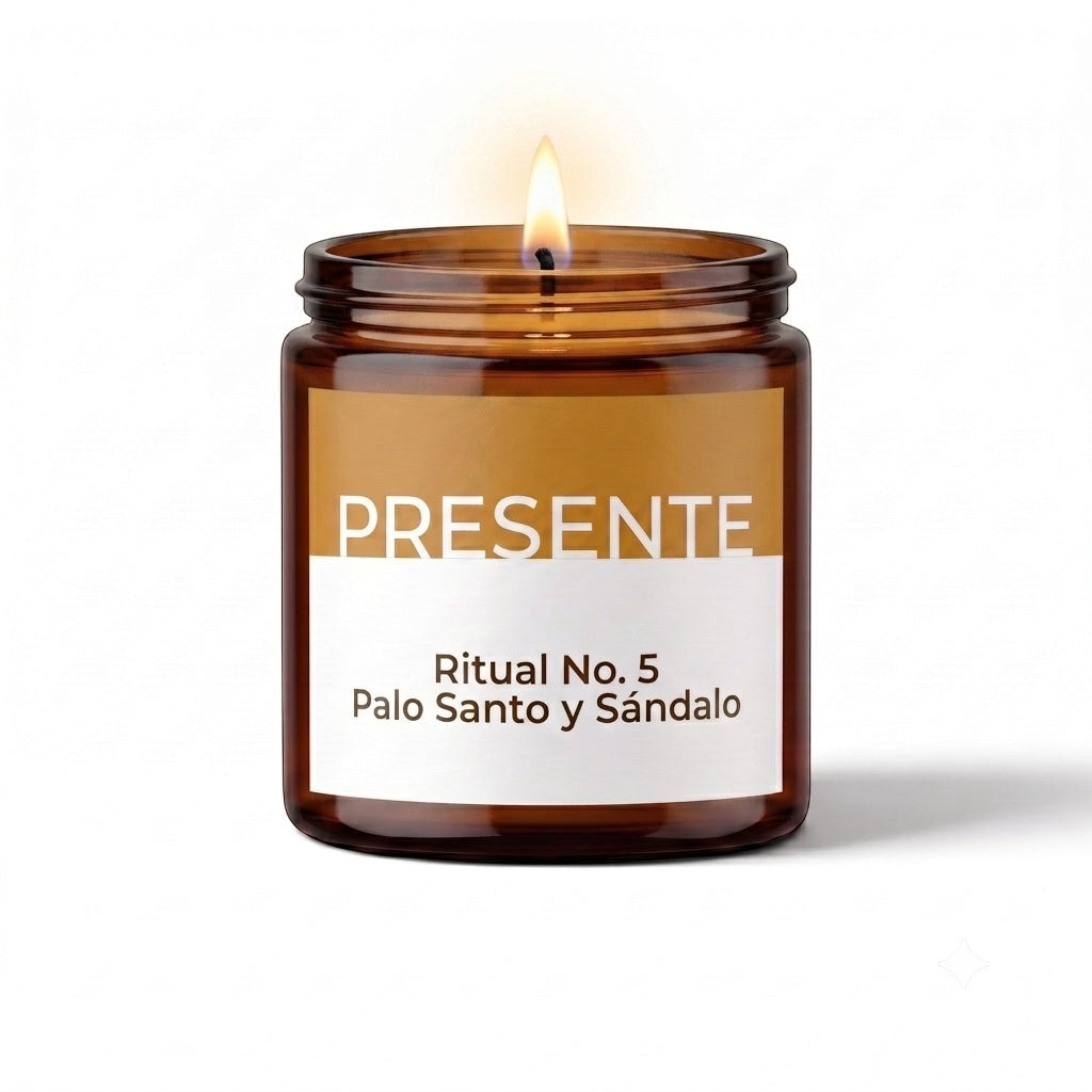 Vela aromática PRESENTE Taller Artesanal Ritual No. 5 de palo santo y sándalo en frasco de vidrio ámbar encendida