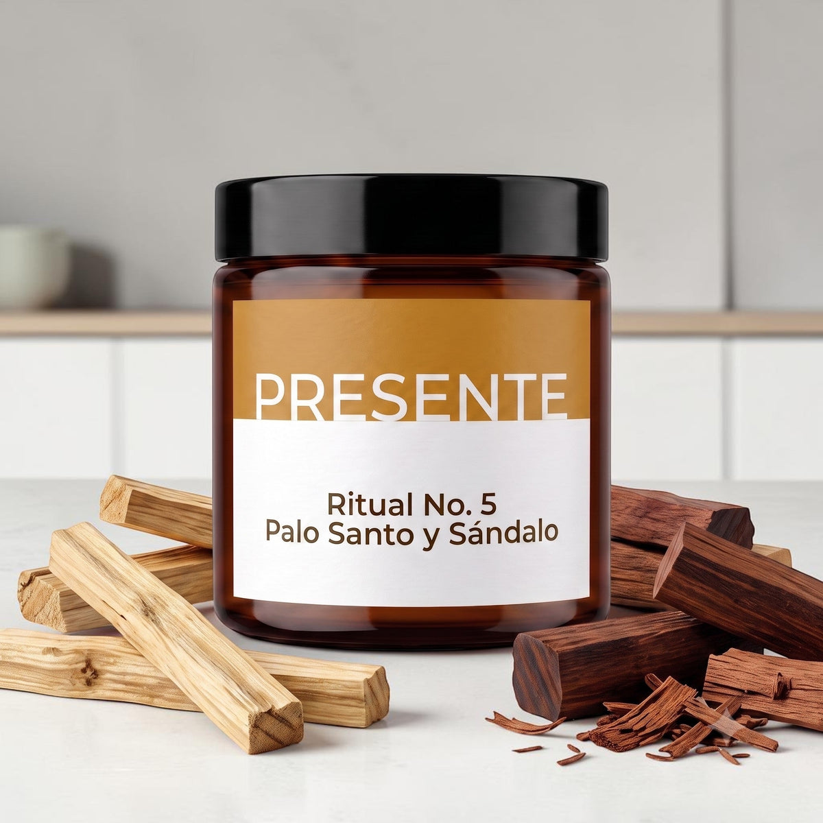 Vela aromática PRESENTE Taller Artesanal Ritual No. 5 de palo santo y sándalo en frasco de vidrio ámbar con madera.