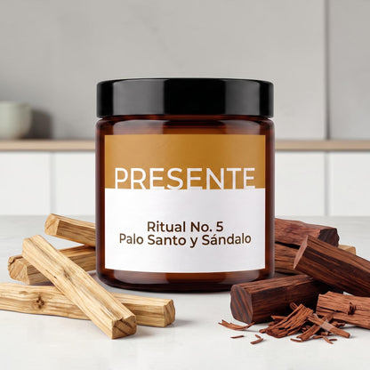 Vela aromática PRESENTE Taller Artesanal Ritual No. 5 de palo santo y sándalo en frasco de vidrio ámbar con madera.