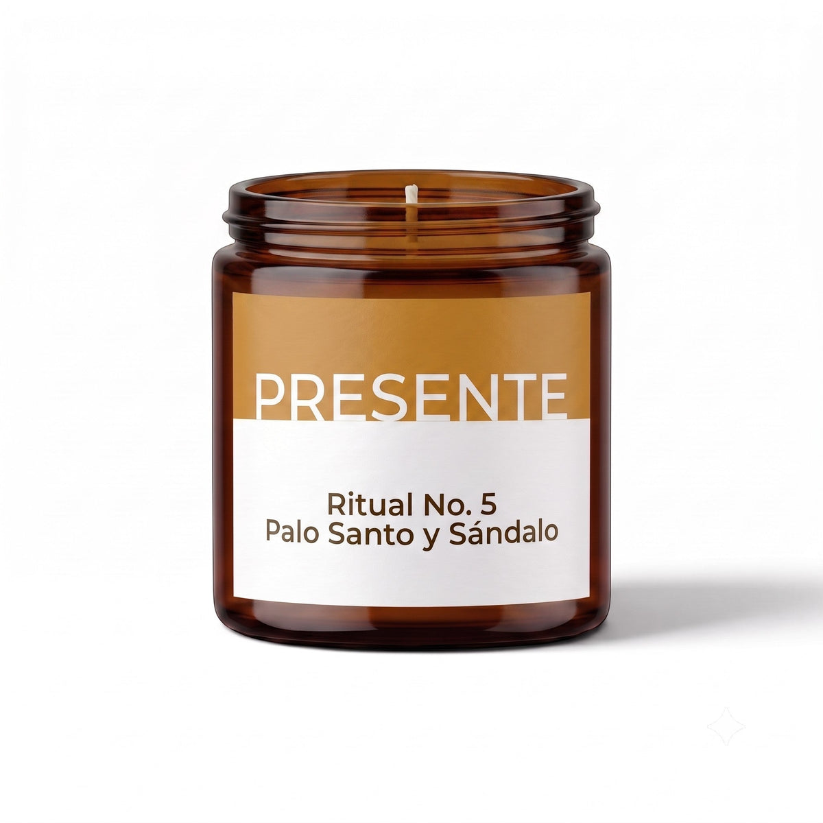 Vela aromática Ritual No. 5 de PRESENTE Taller Artesanal con notas de palo santo y sándalo en frasco de vidrio ámbar.