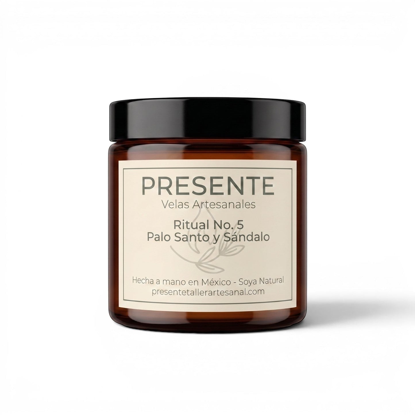 Vela artesanal PRESENTE Taller Artesanal Ritual No. 5 de cera de soya con aroma a palo santo y sándalo en frasco ámbar