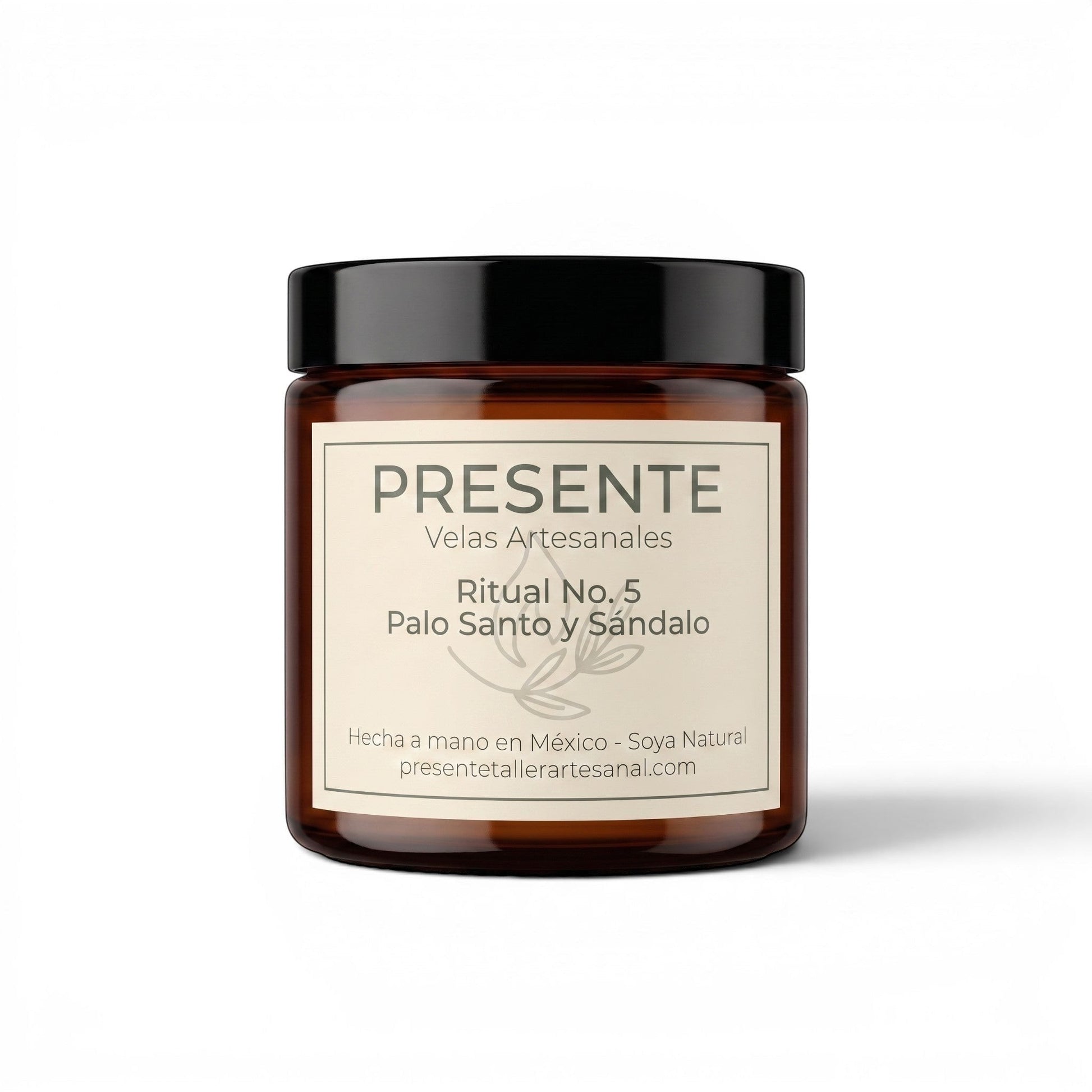 Vela artesanal PRESENTE Taller Artesanal Ritual No. 5 de cera de soya con aroma a palo santo y sándalo en frasco ámbar