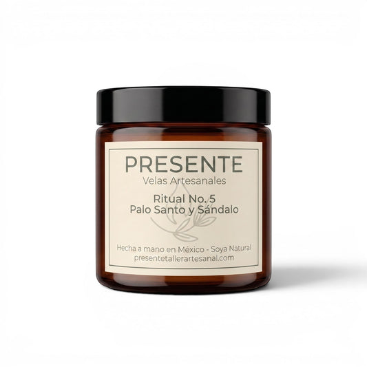 Vela artesanal PRESENTE Taller Artesanal Ritual No. 5 de cera de soya con aroma a palo santo y sándalo en frasco ámbar