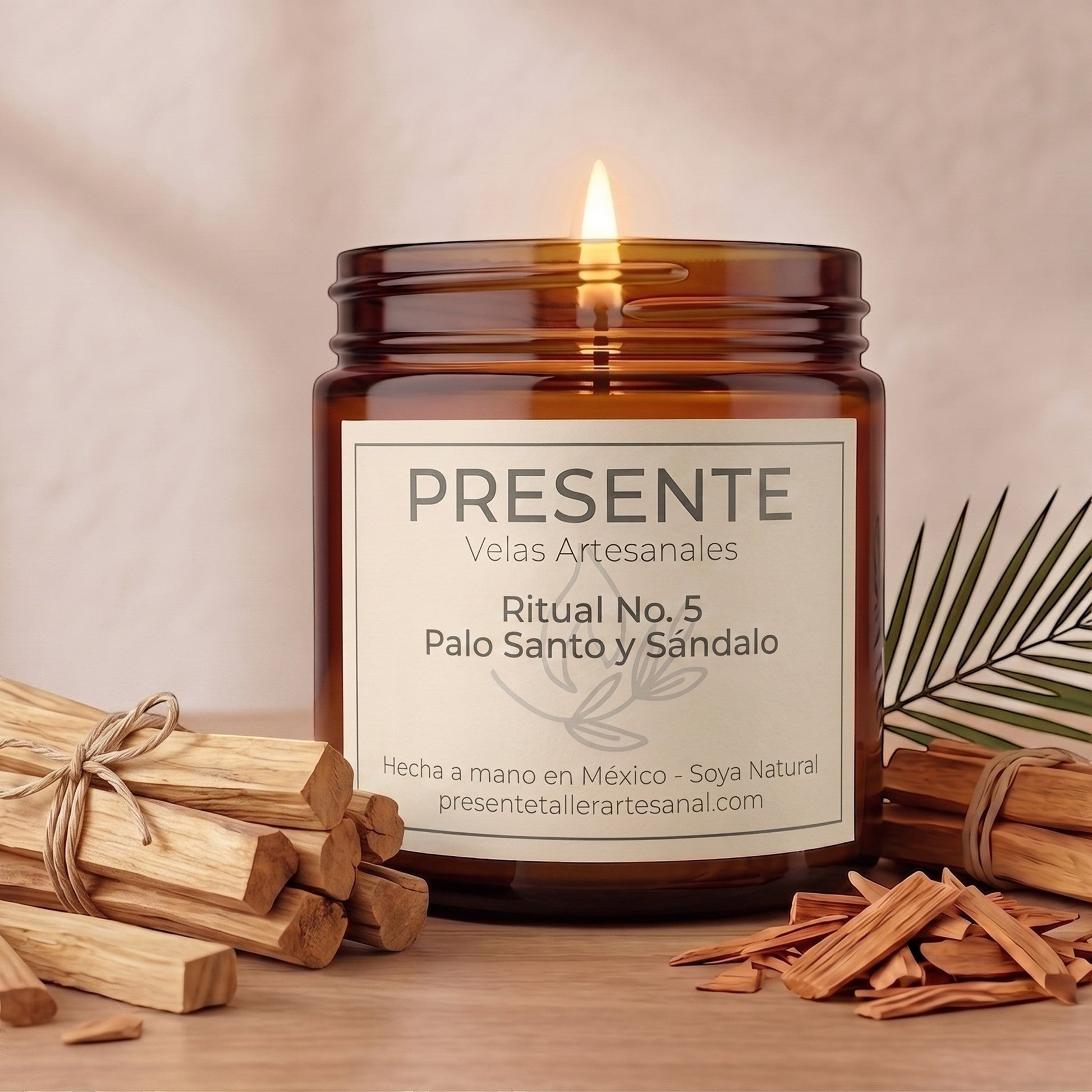 Vela artesanal PRESENTE Taller Artesanal Ritual No. 5 de cera de soya con aroma a palo santo y sándalo en frasco ámbar.