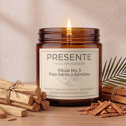 Vela artesanal PRESENTE Taller Artesanal Ritual No. 5 de cera de soya con aroma a palo santo y sándalo en frasco ámbar.