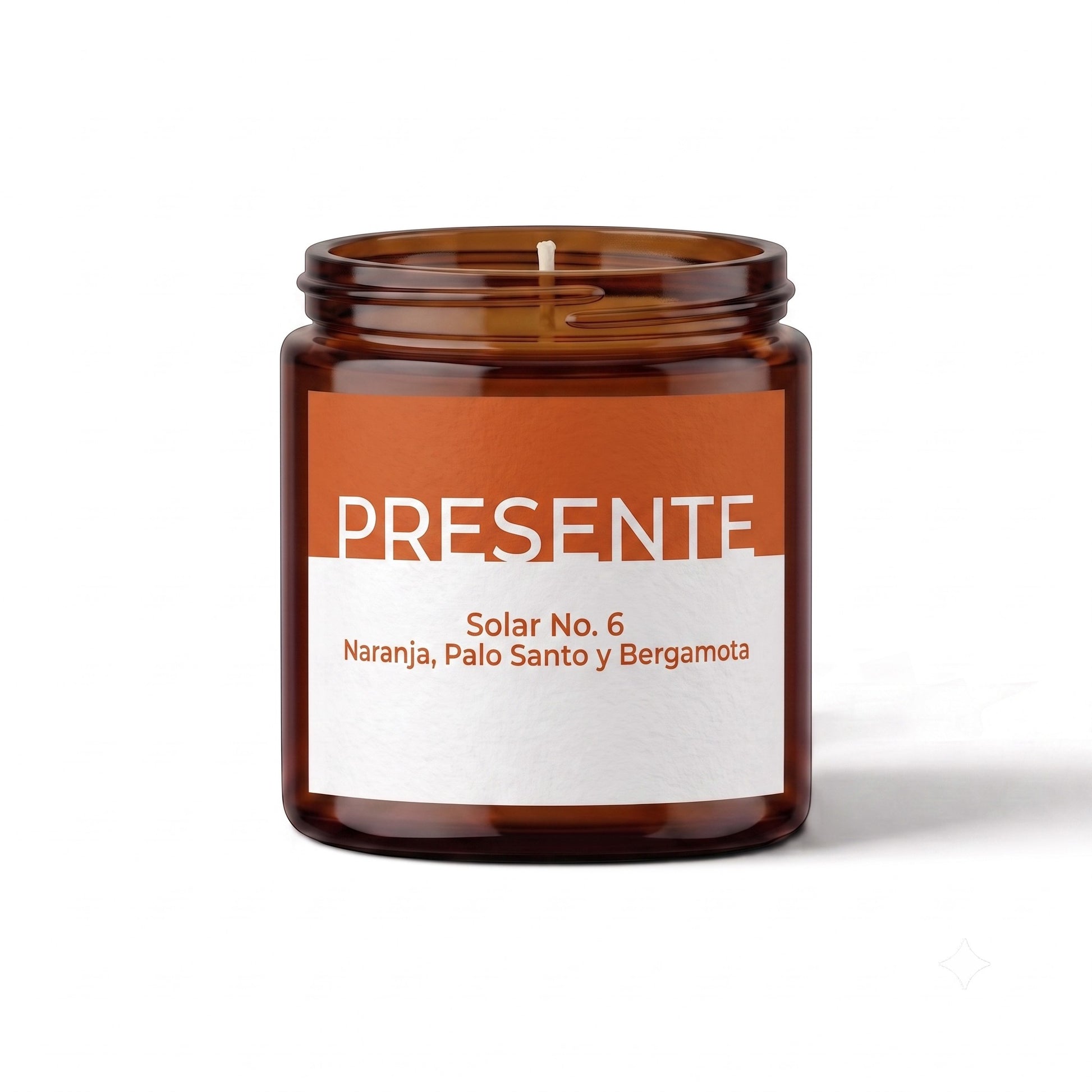 Vela aromática PRESENTE Taller Artesanal Solar No. 6 en frasco de vidrio ámbar con etiqueta de naranja y blanco.