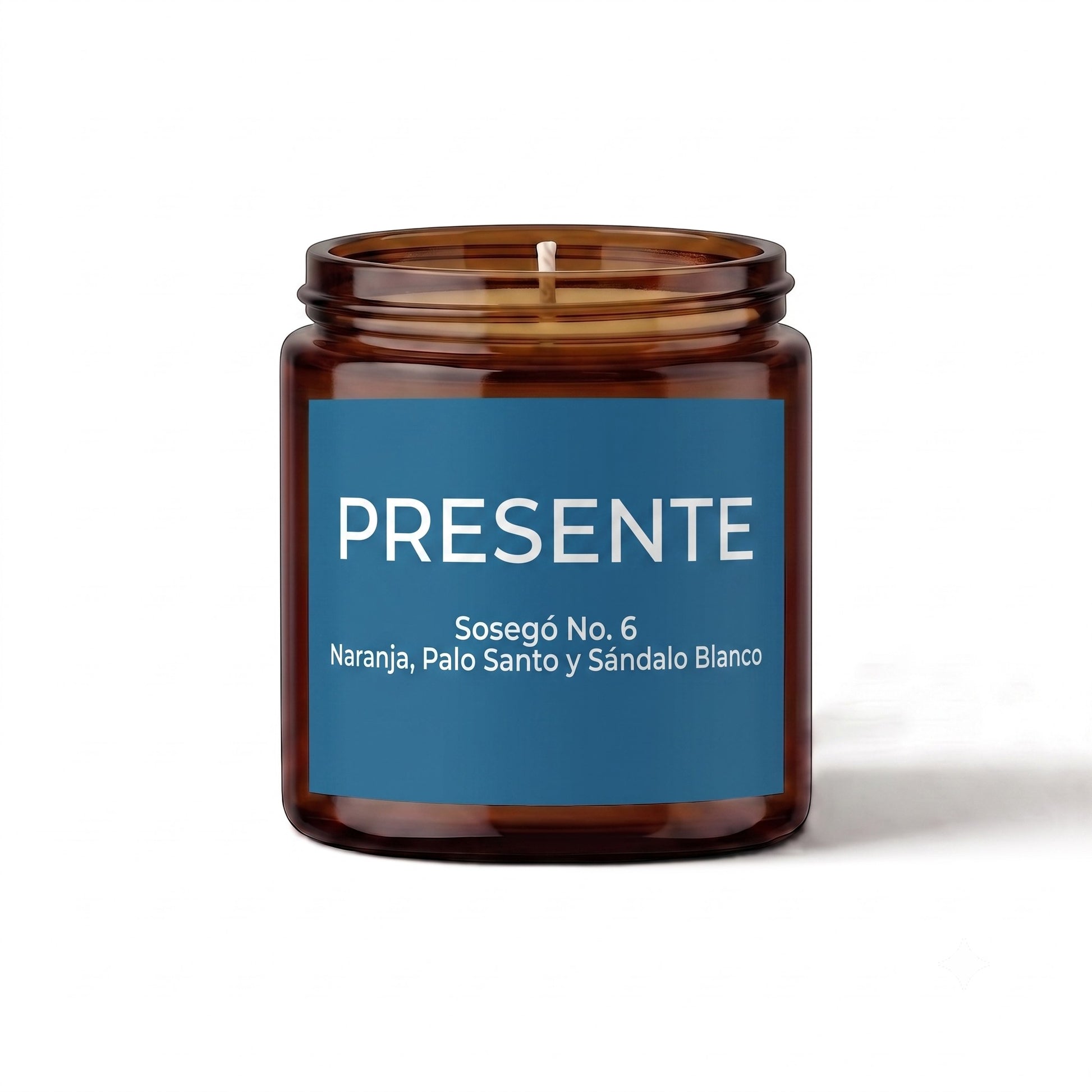 Vela aromática Sosegó No. 6 de PRESENTE Taller Artesanal en frasco de vidrio ámbar con etiqueta azul y notas de aroma.