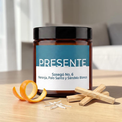 Vela aromática PRESENTE Taller Artesanal Sosegó No. 6 con notas de naranja, palo santo y sándalo blanco en frasco ámbar