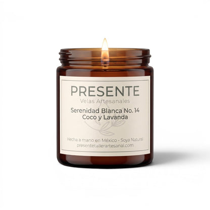 Vela artesanal PRESENTE Taller Artesanal Serenidad Blanca No. 14 de cera de soya con aroma a coco y lavanda