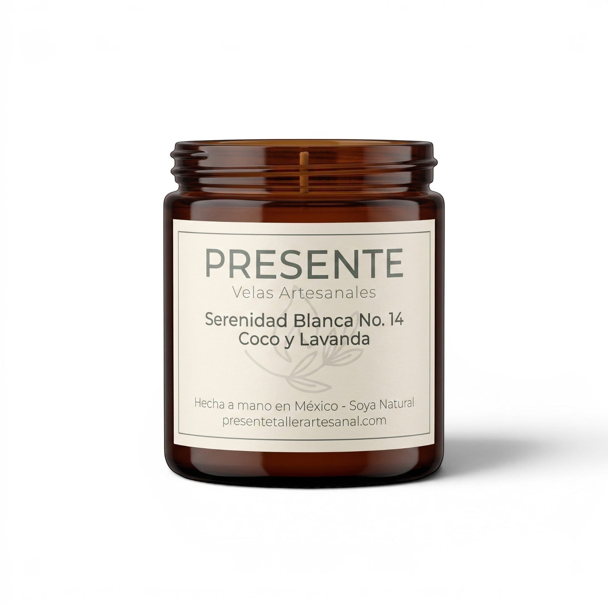 Vela artesanal PRESENTE Taller Artesanal Serenidad Blanca No. 14 de cera de soya con aroma a coco y lavanda en frasco ámbar