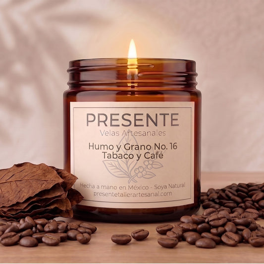 Vela artesanal PRESENTE Taller Artesanal de soya con aroma a tabaco y café en frasco de vidrio ámbar encendida