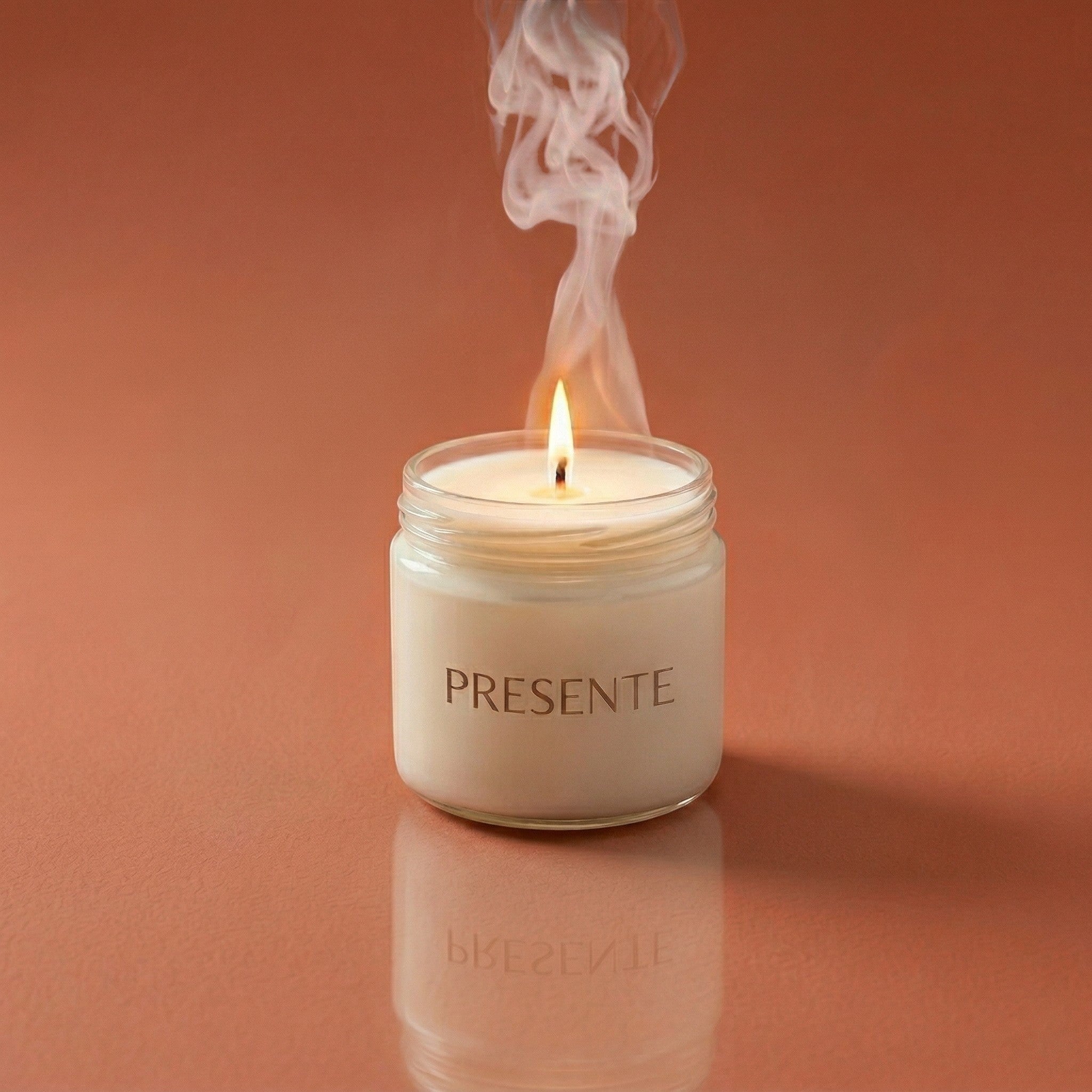 PRESENTE Taller Artesanal Tarta de Manzana candle with caramelised apple, cinnamon, and vanilla notes. Burning candle with smoke. PRESENTA la vela Taller Artesanal Tarta de Manzana con notas de manzana caramelizada, canela y vainilla. Vela encendida con humo.