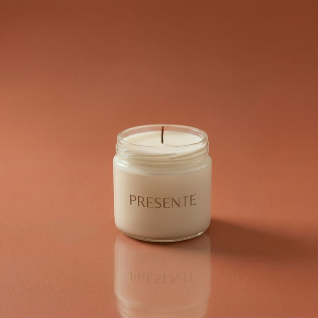 PRESENTE Tarta de Manzana scented candle in a glass jar with a warm, caramelized apple, cinnamon, and vanilla fragrance.